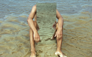 Flyerbild Semi Closed Circuit: Mann am Strand mit Spiegel